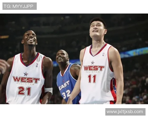 姚明与波尔的篮球传奇对决与友谊交织的精彩瞬间回顾 姚明与波尔的篮球传奇对决与友谊交织的精彩瞬间回顾