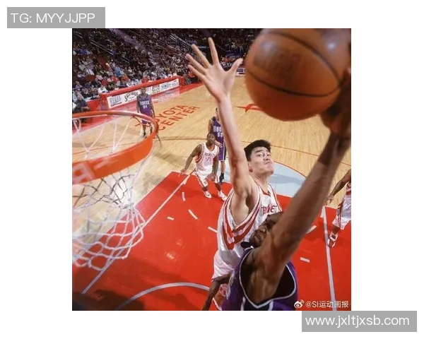 姚明在赛场上的惊艳瞬间运球扣篮展现篮球巨星的风采与力量 姚明在赛场上的惊艳瞬间运球扣篮展现篮球巨星的风采与力量