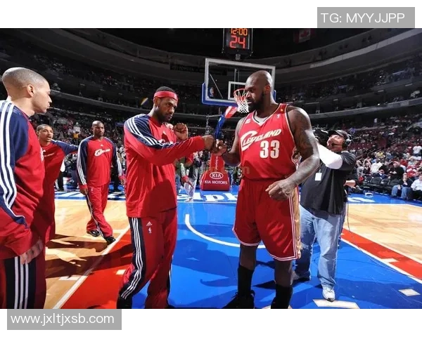 詹姆斯与姚明的传奇交汇：篮球巨星的巅峰对决与友谊之路