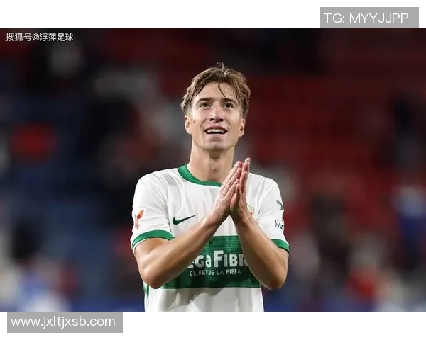 28岁足球明星的完美身材揭秘如何保持最佳竞技状态与健康生活方式