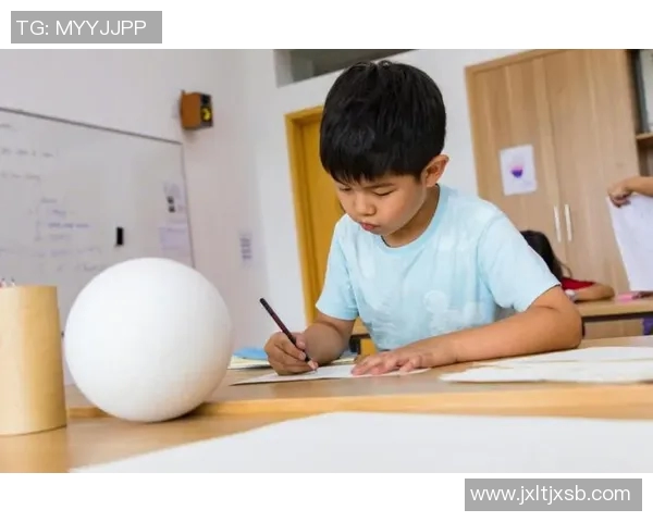 足球明星儿子最新近照曝光引发网友热议颜值与父亲相似度惊人